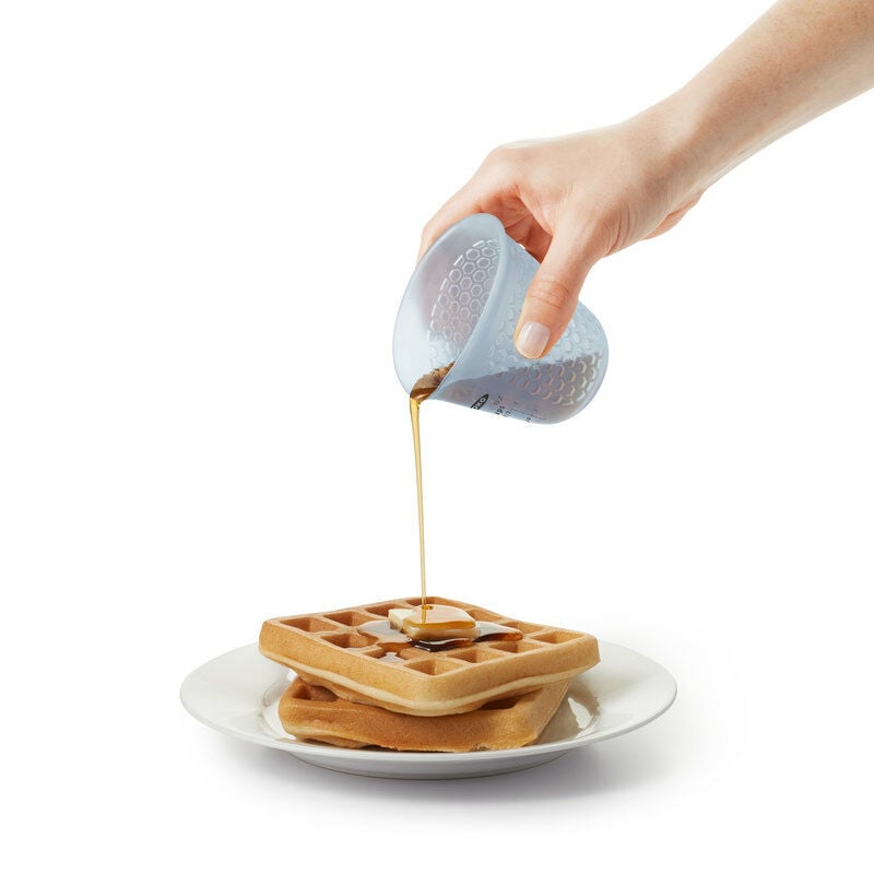 mini-squeeze-and-pour-silicone-measuring-cup-b2 t_63__1.jpg