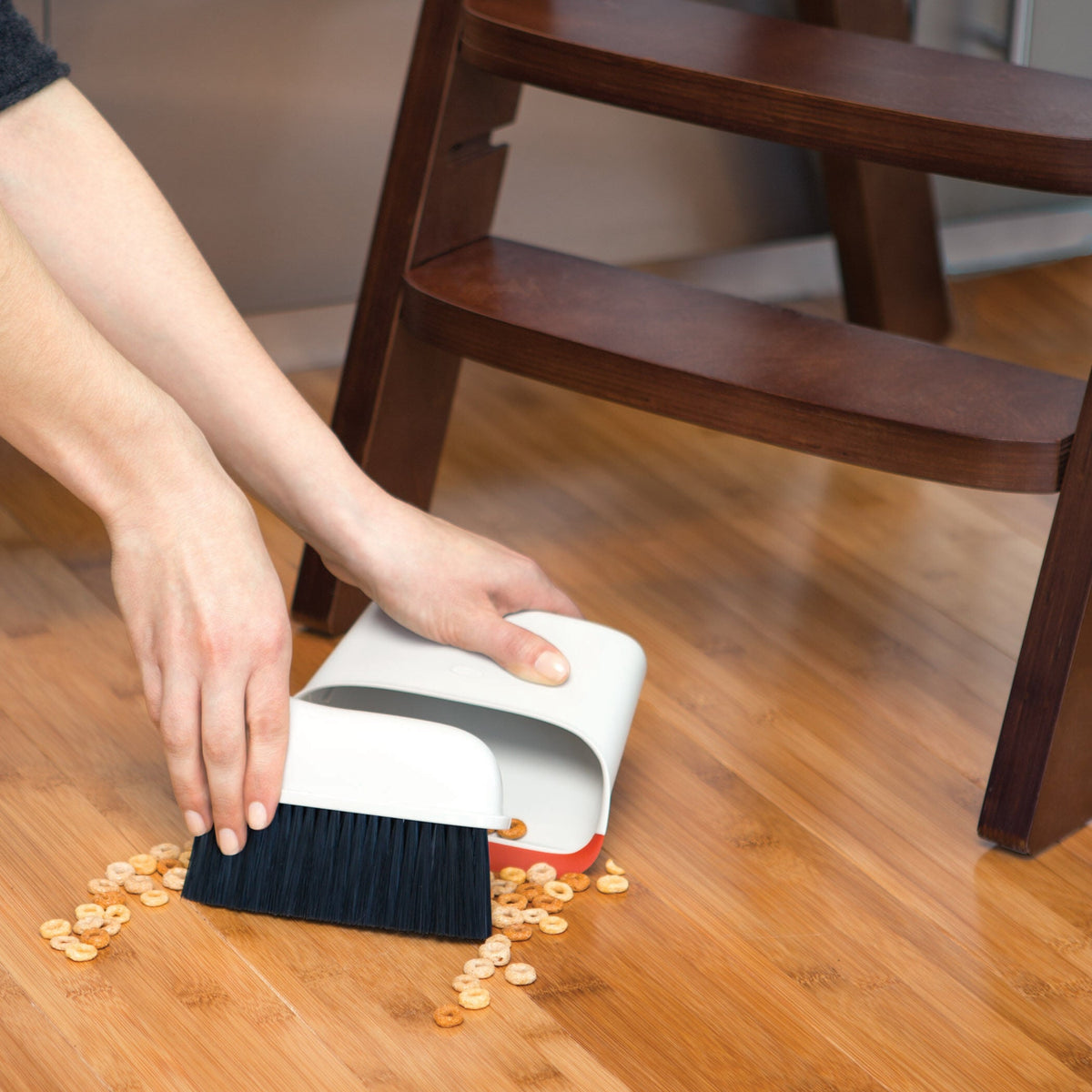 compact-dustpan-and-brush-set-i5 1334280_6_compact_dustpan_brush_set.jpg