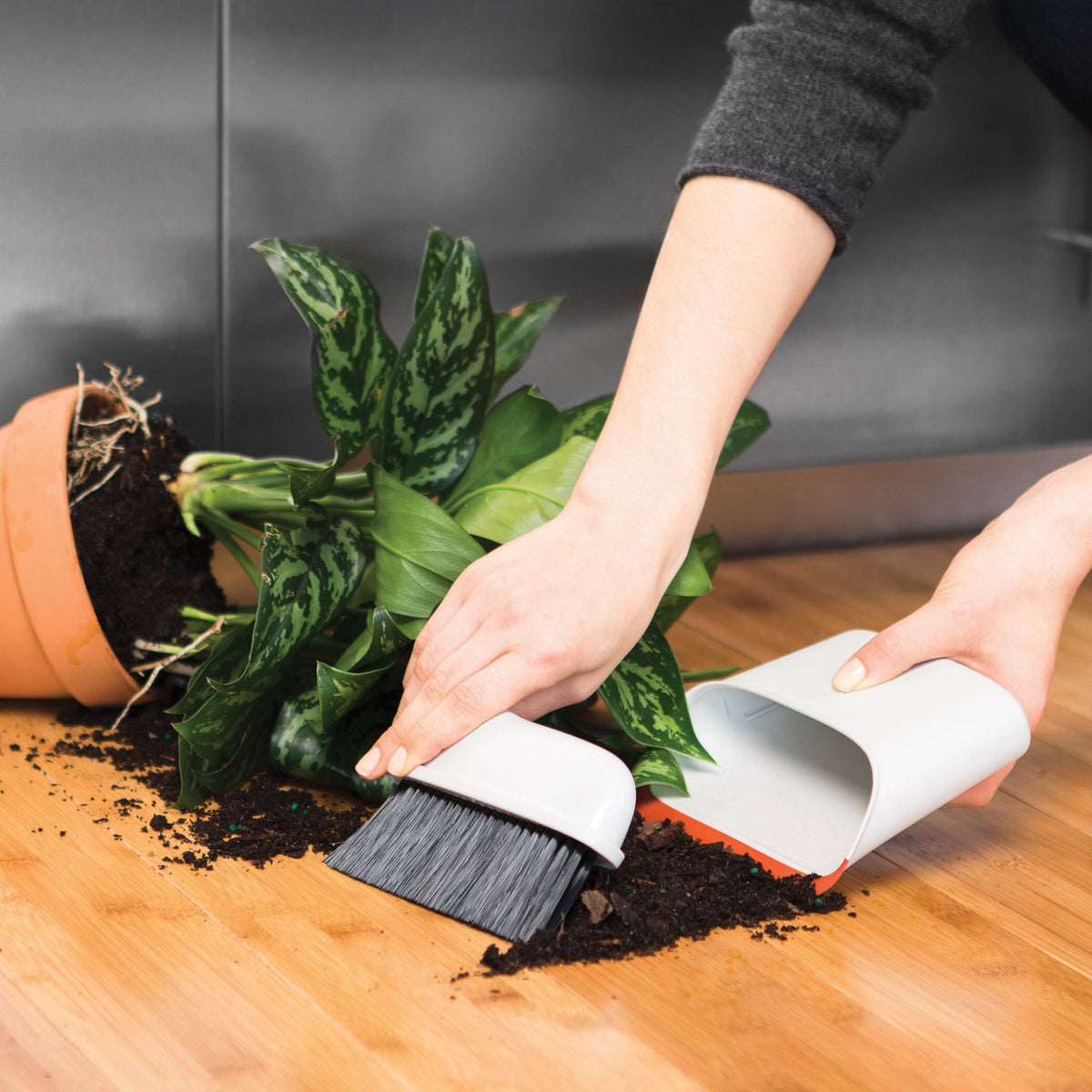compact-dustpan-and-brush-set-i5 1334280_9_compact_dustpan_brush_set.jpg