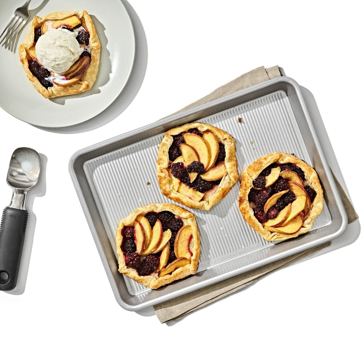 non-stick-pro-clear-coated-jelly-roll-pan-d0 gg_11435000_jelly-roll-pan_pdp_03_1_.jpeg