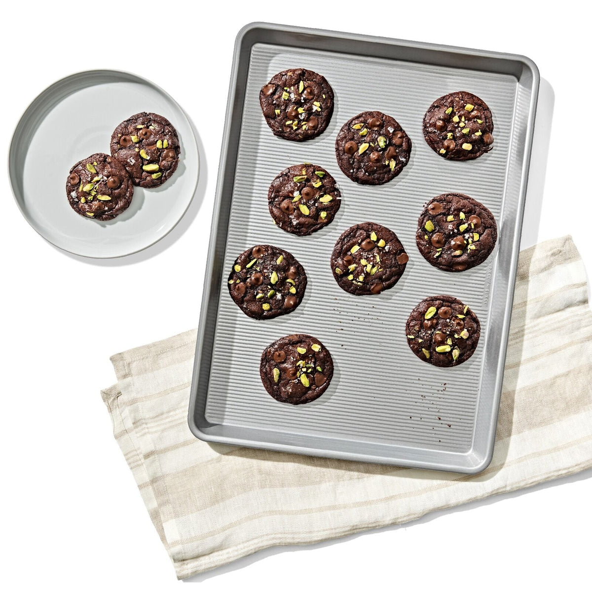 non-stick-pro-clear-coated-half-sheet-pan-t8 gg_11435300_half-sheet-pan_pdp_01.jpeg
