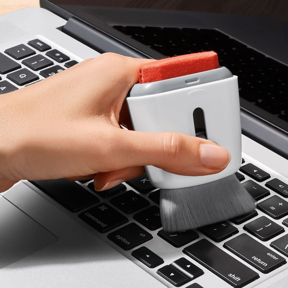 sweep-and-swipe-laptop-cleaner-d2 gg_12246100_9c.jpg