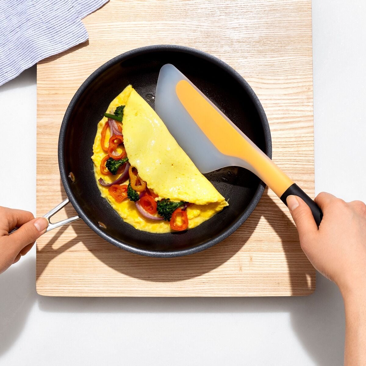 flip-and-fold-omelet-turner-y8 gg_1255680_4.jpg
