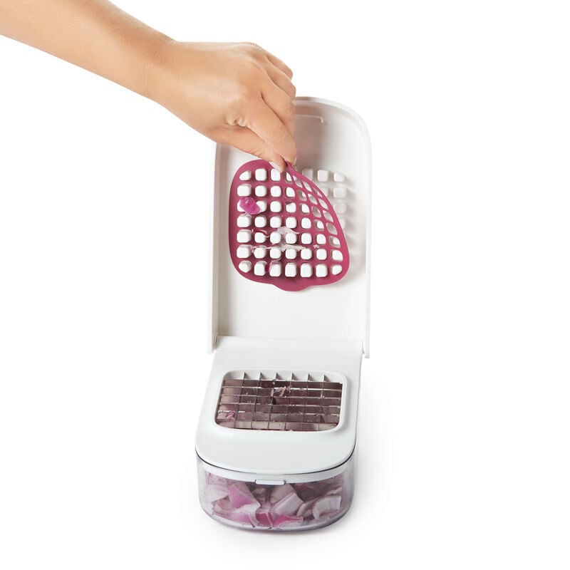 vegetable-chopper-with-easy-pour-opening-f9 onion_2.jpg