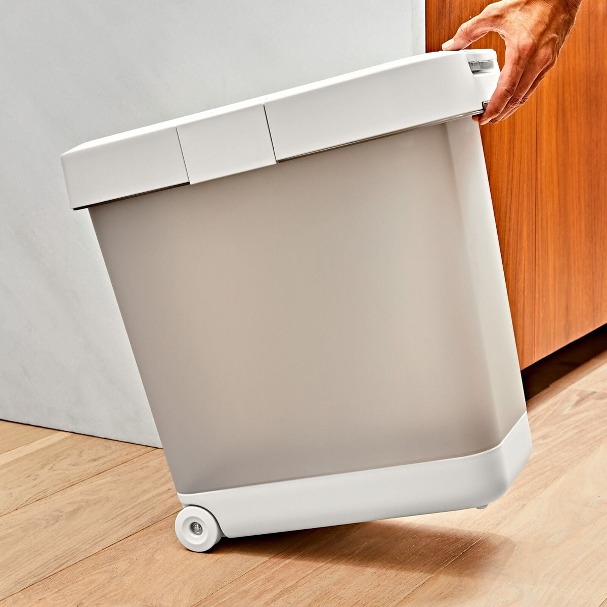 oxo-pet-airtight-food-container-with-scoop-large-a5 pet_7301500_airtight-food-container-large_pdp_05.jpeg