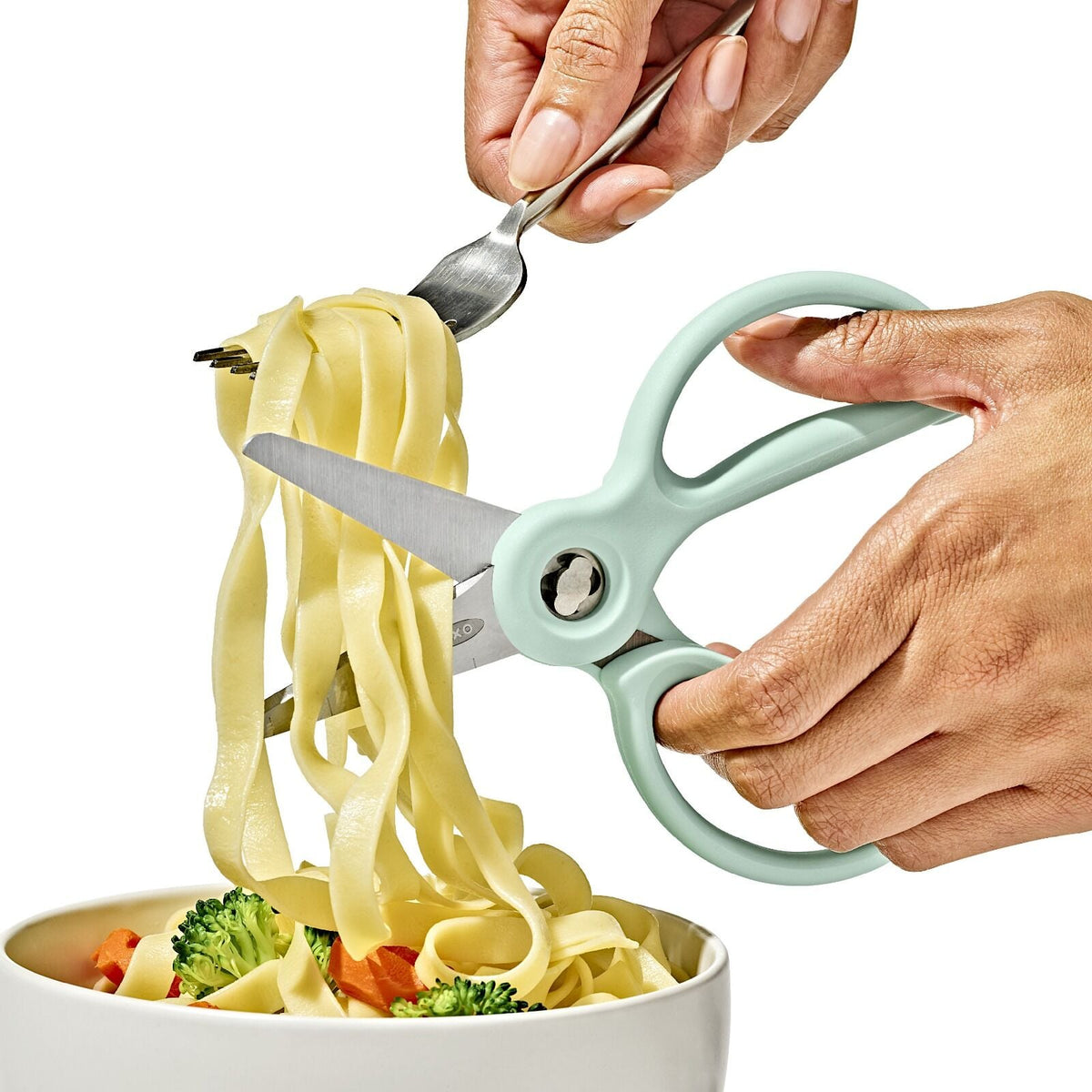 on-the-go-food-scissors-with-case-w4 tot_61176600_baby-food-scissors-opal_pdp_01.jpeg
